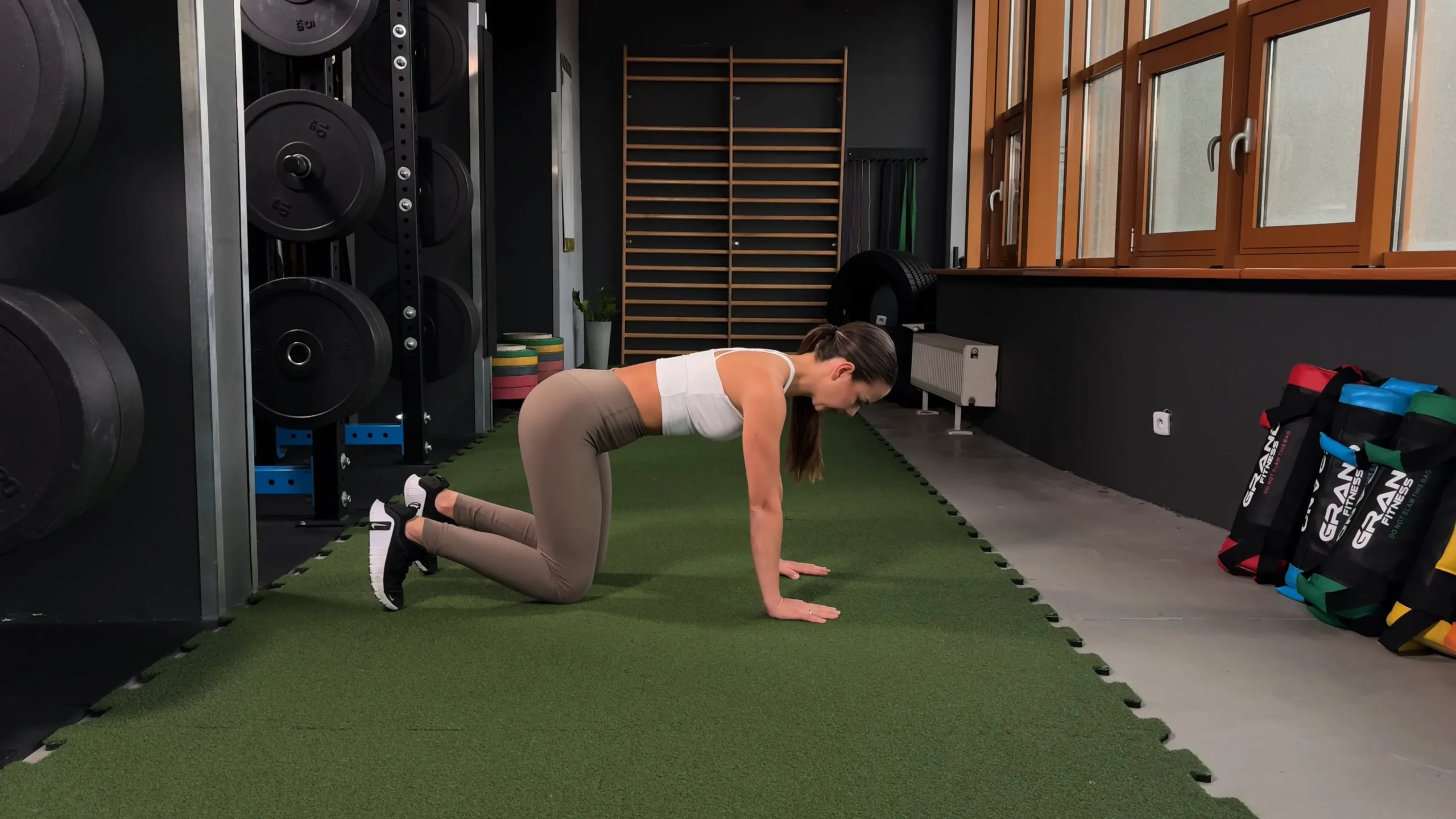 Bear Crawl shoulder tap/naprzemienne dotykanie przeciwległego barku w pozycji niedźwiedzia