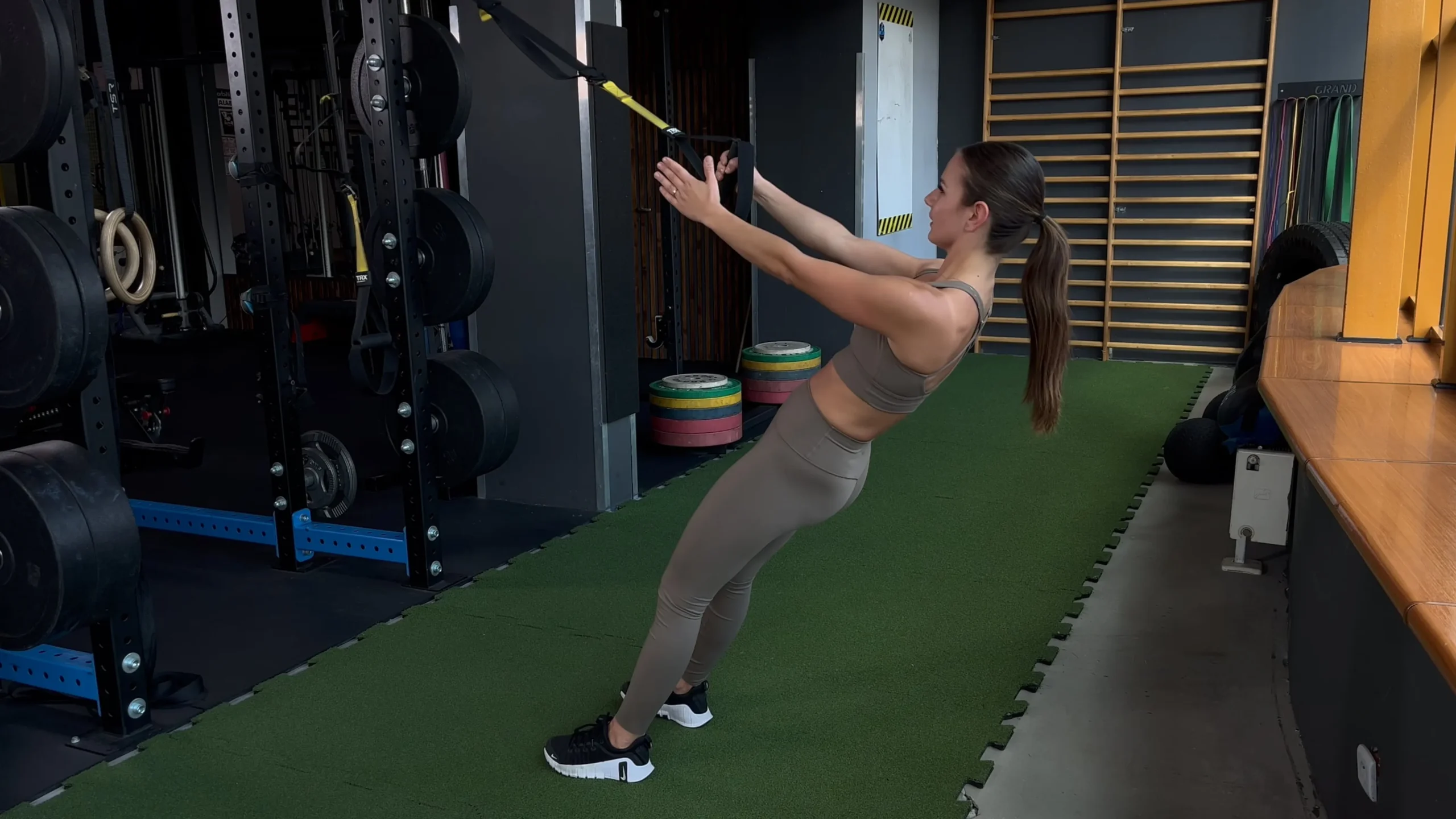 Wiosłowanie TRX jednorącz