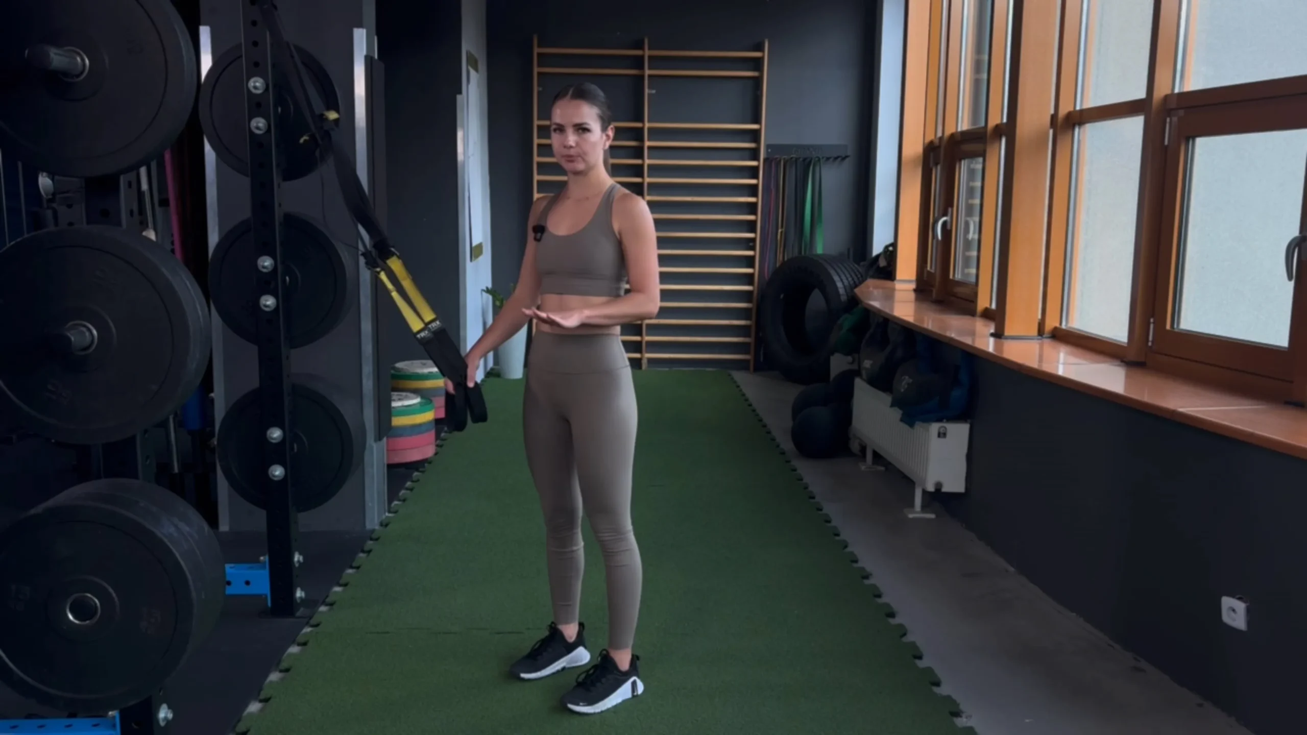 Wiosłowanie TRX jednorącz z powolnym opuszczaniem