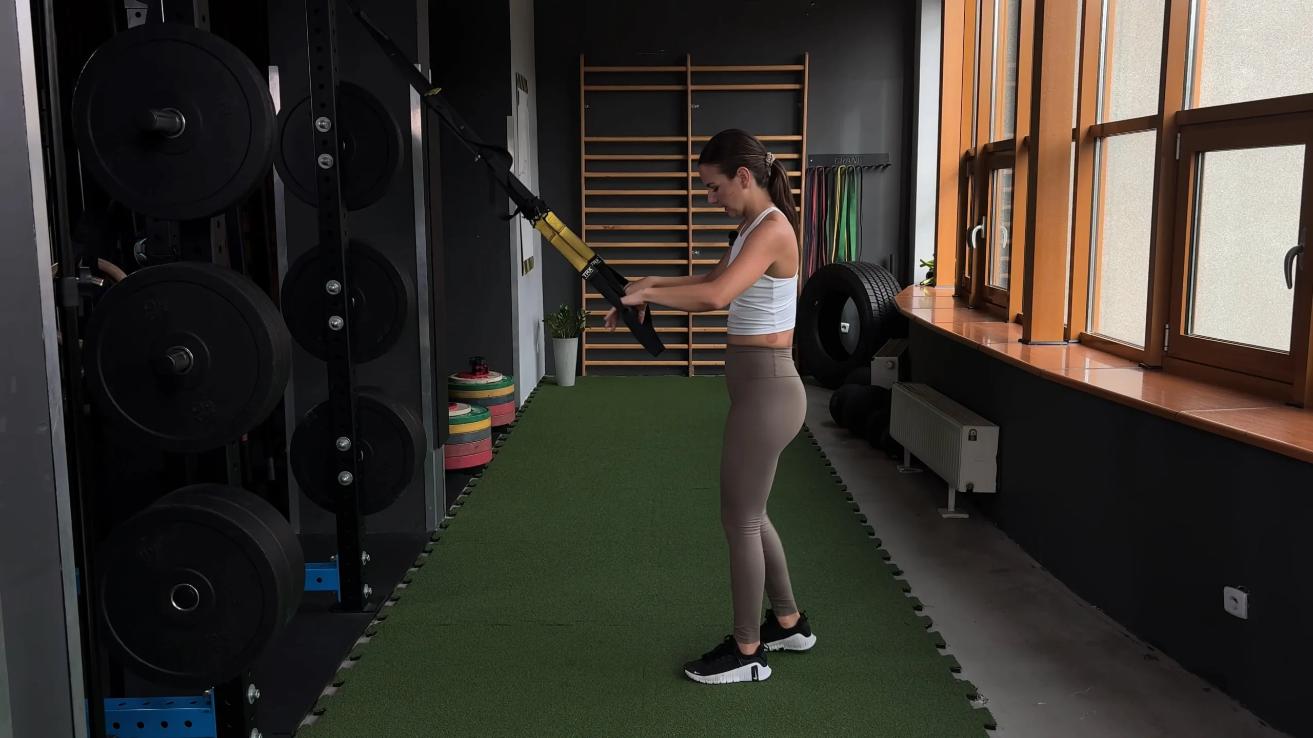 Wiosłowanie TRX szerokim chwytem