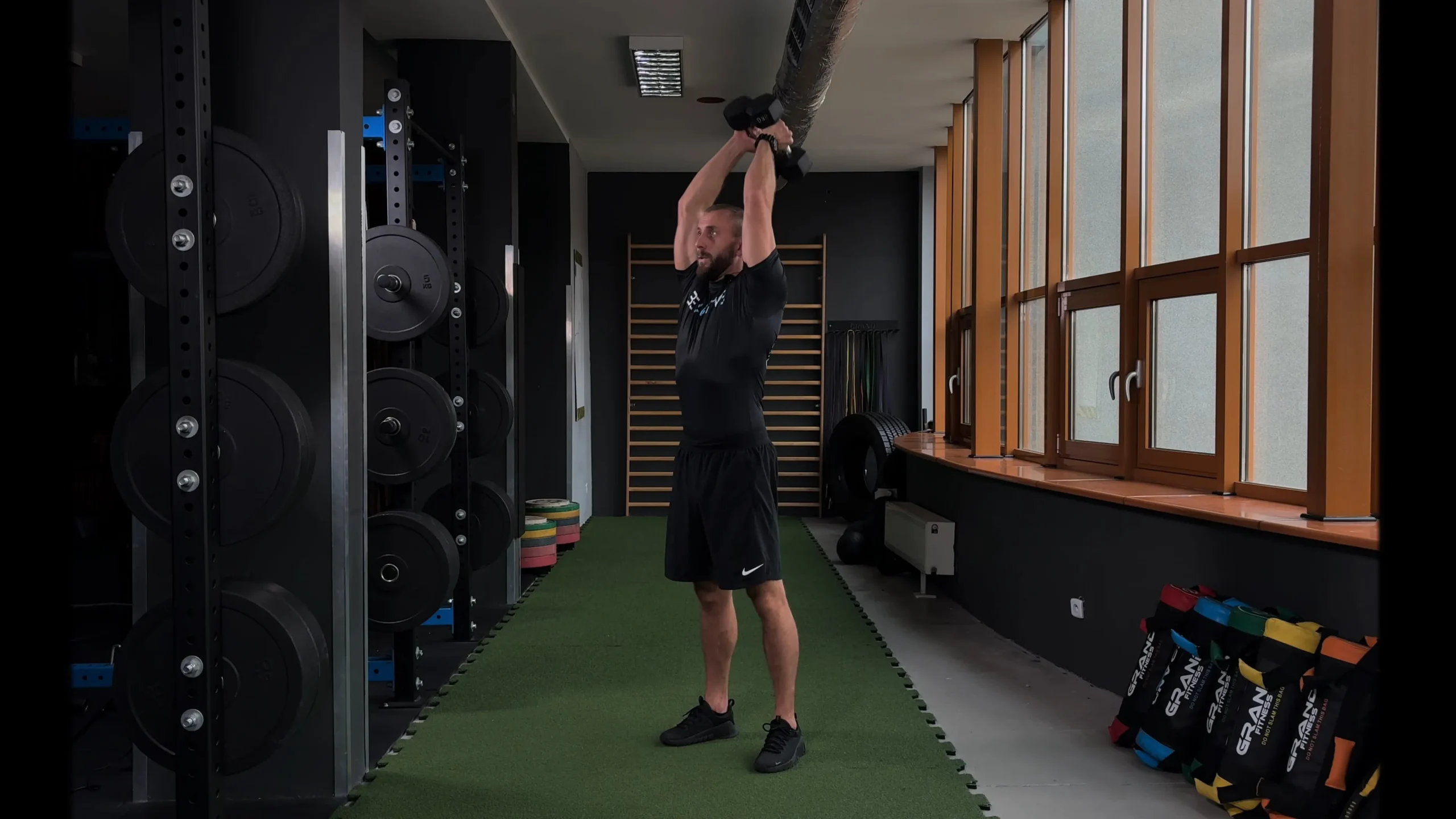 Wyciskanie francuskie hantlami stojąc