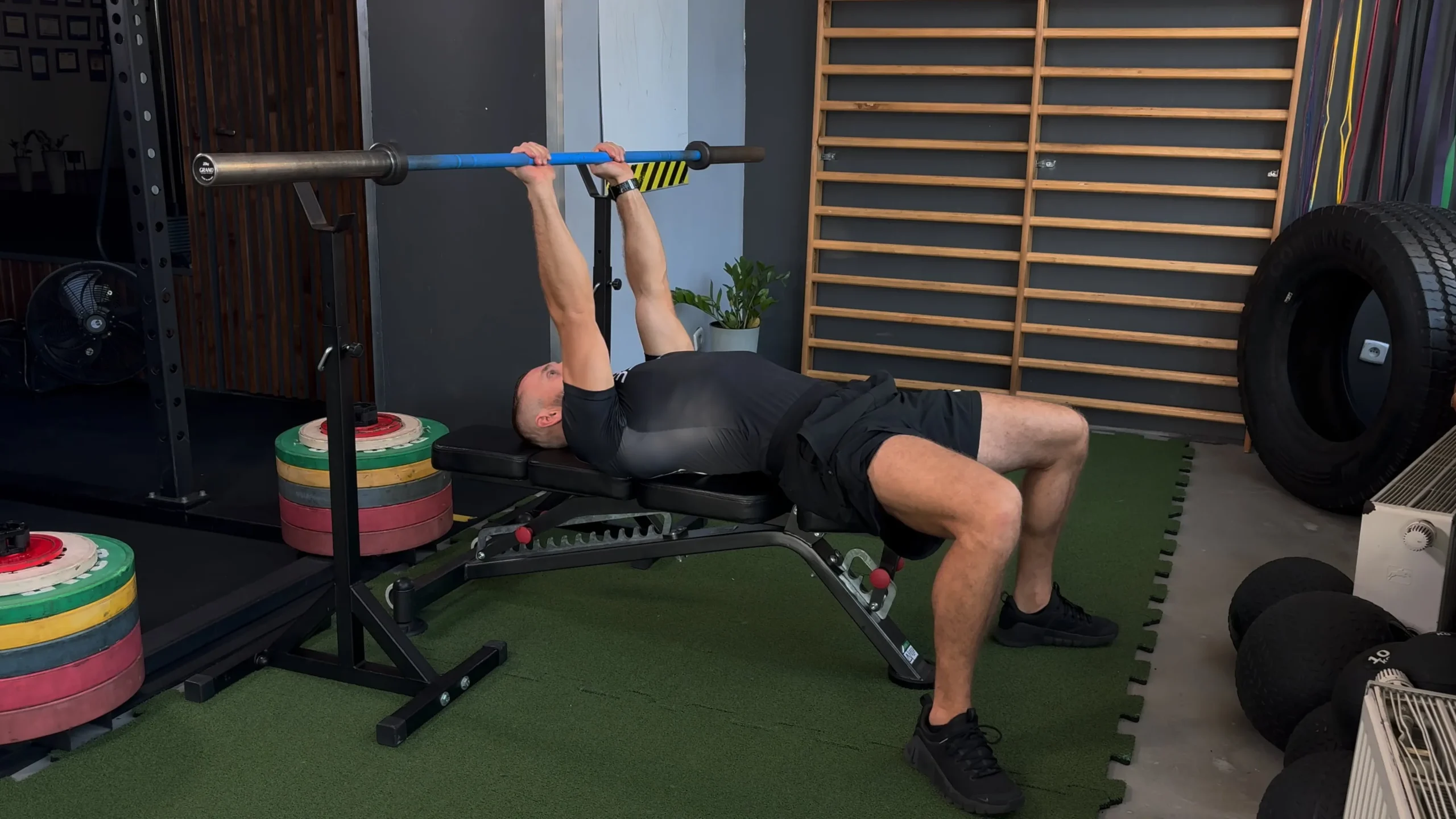 Wyciskanie francuskie sztangi w leżeniu na ławce płaskiej