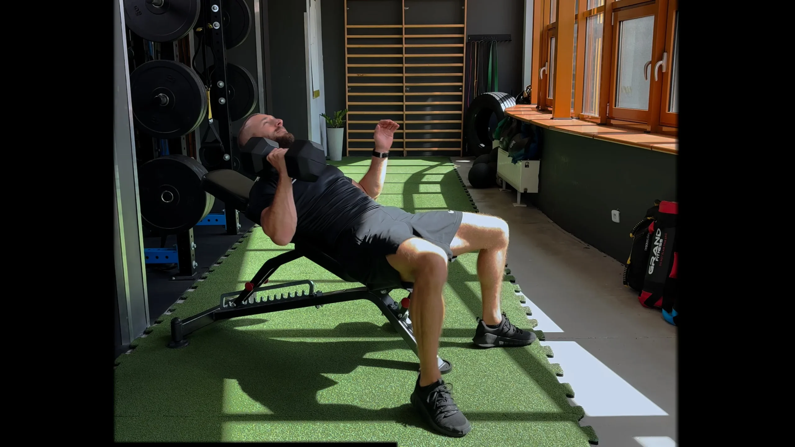 Wyciskanie hantla jednorącz na ławce skośnej dodatniej