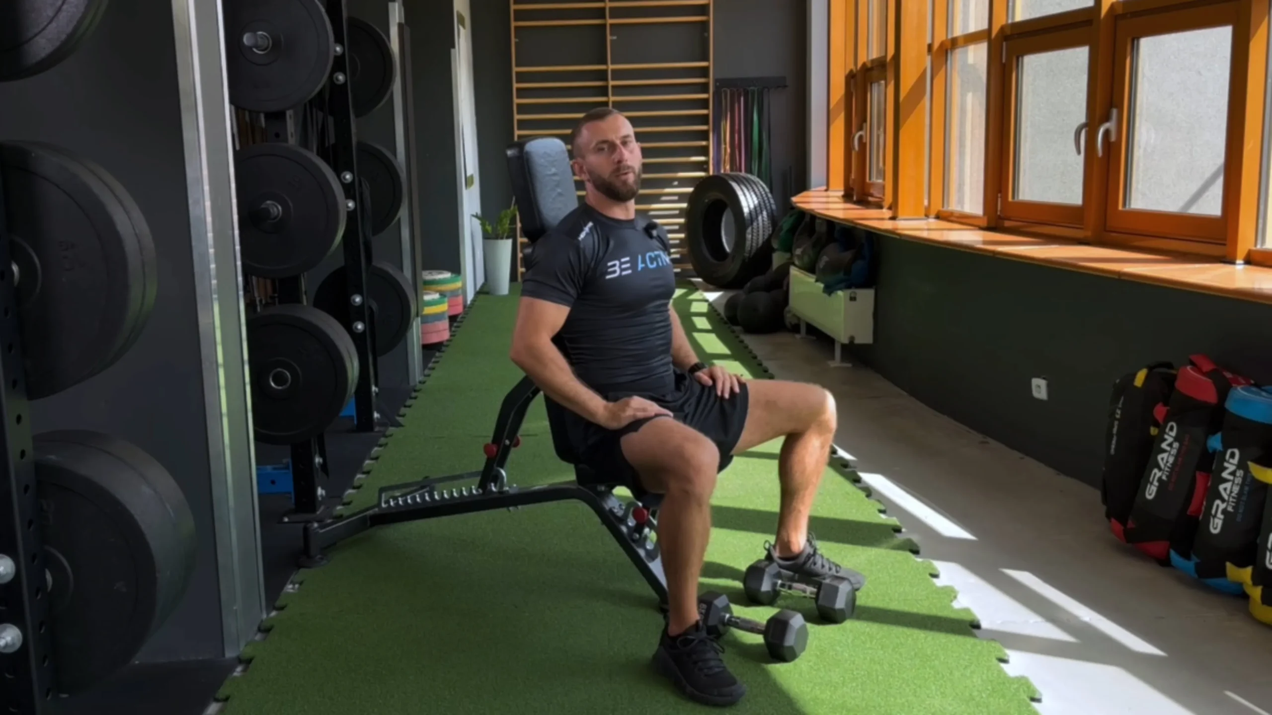 Wyciskanie hantli nad głowe siedząc