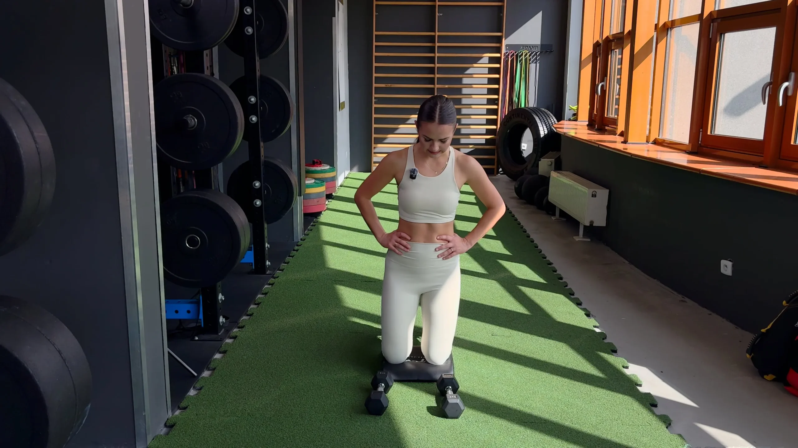 Wyciskanie hantli nad głowę w klęku obunóż chwyt neutralny