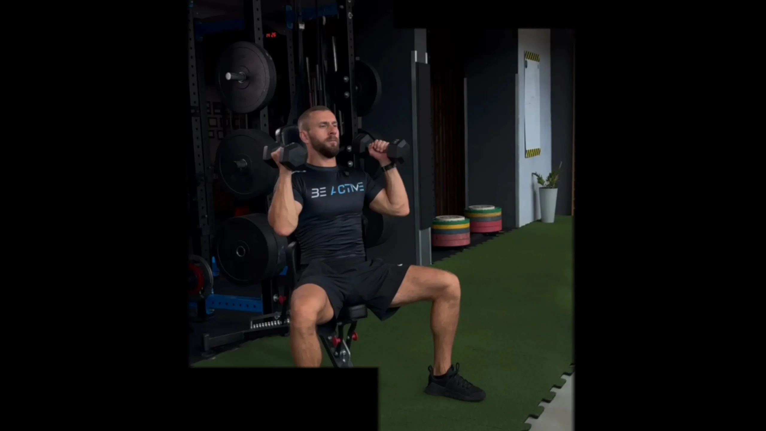 Wyciskanie hantli nad głowę w siadzie chwytem neutralnym