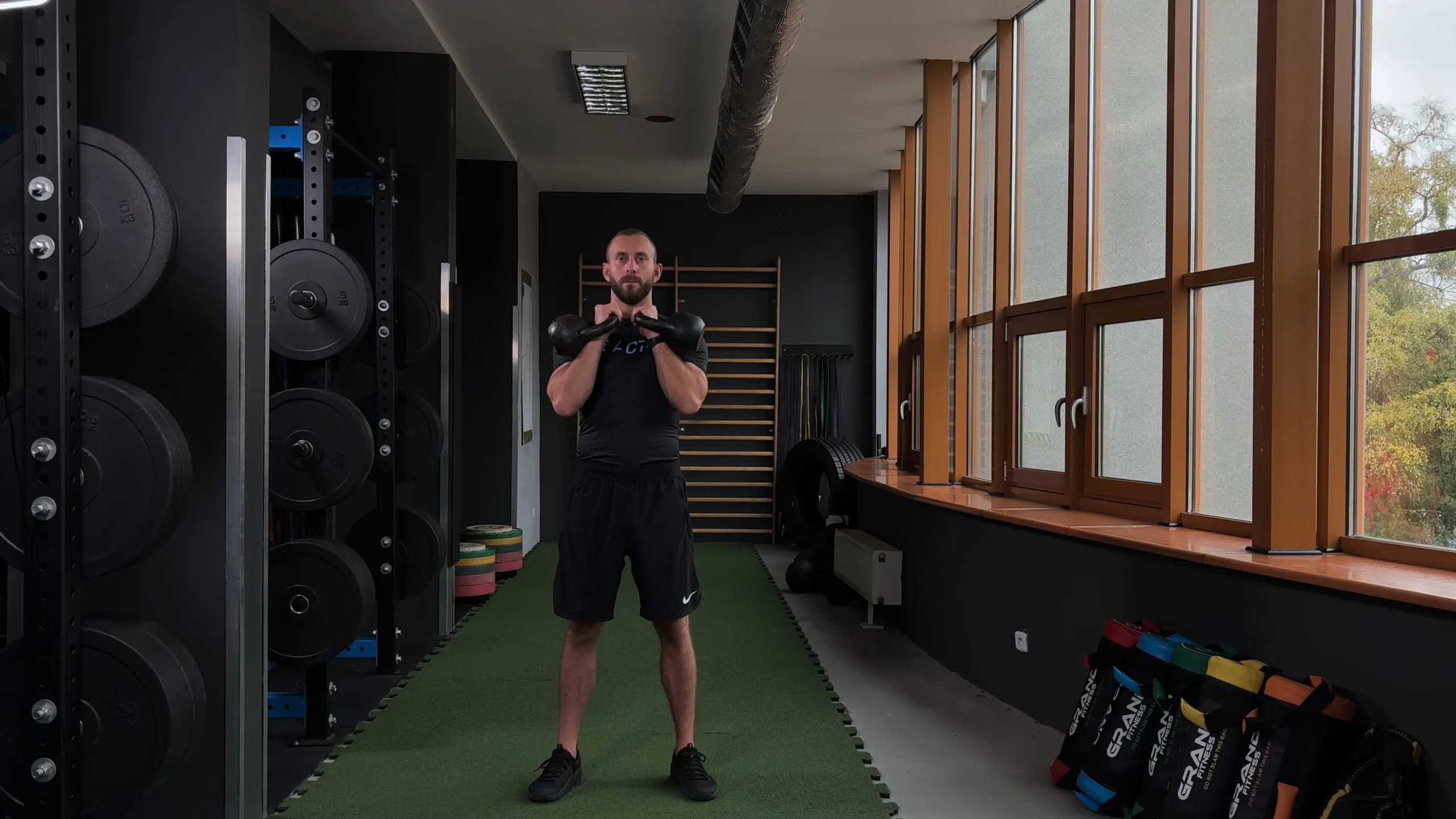 Wyciskanie kettli nad głowę stojąc