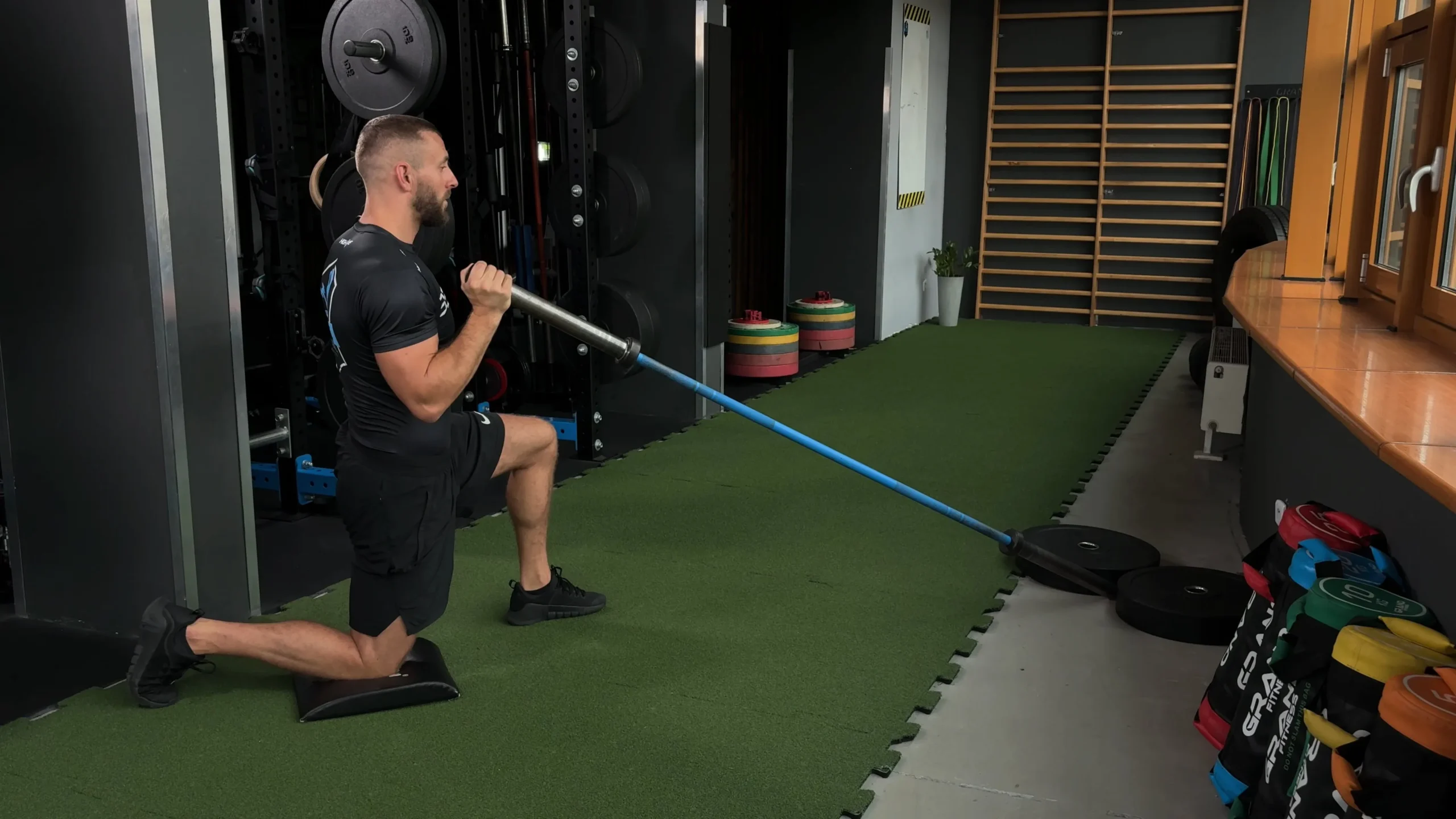 Wyciskanie półsztangi jednorącz w klęku jednonóż