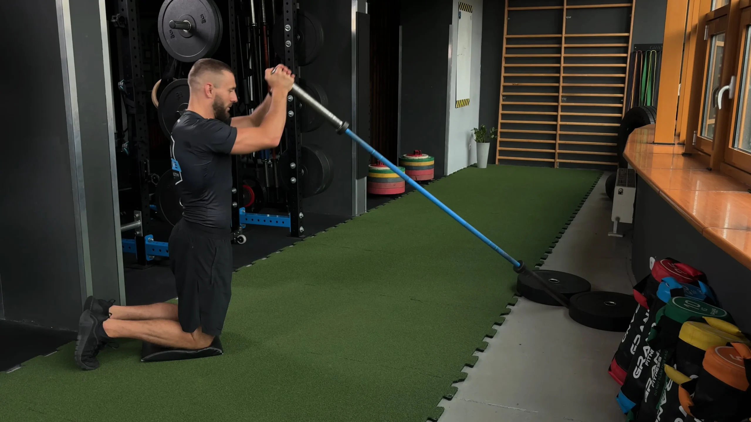 Wyciskanie półsztangi oburącz w klęku obunóż