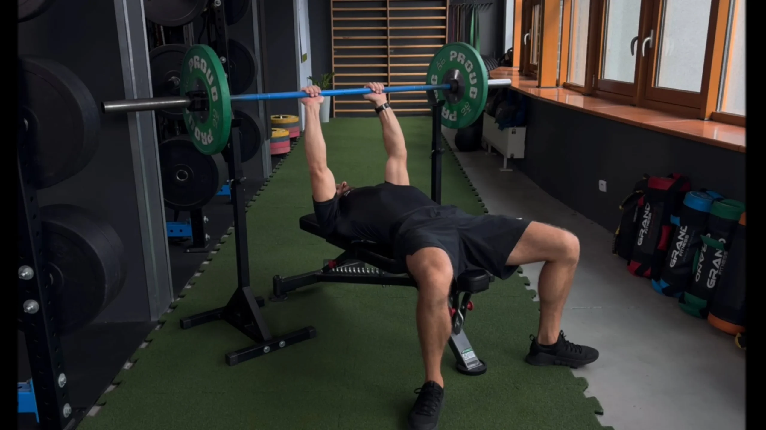 Wyciskanie sztangi na ławce poziomej wąskim chwytem