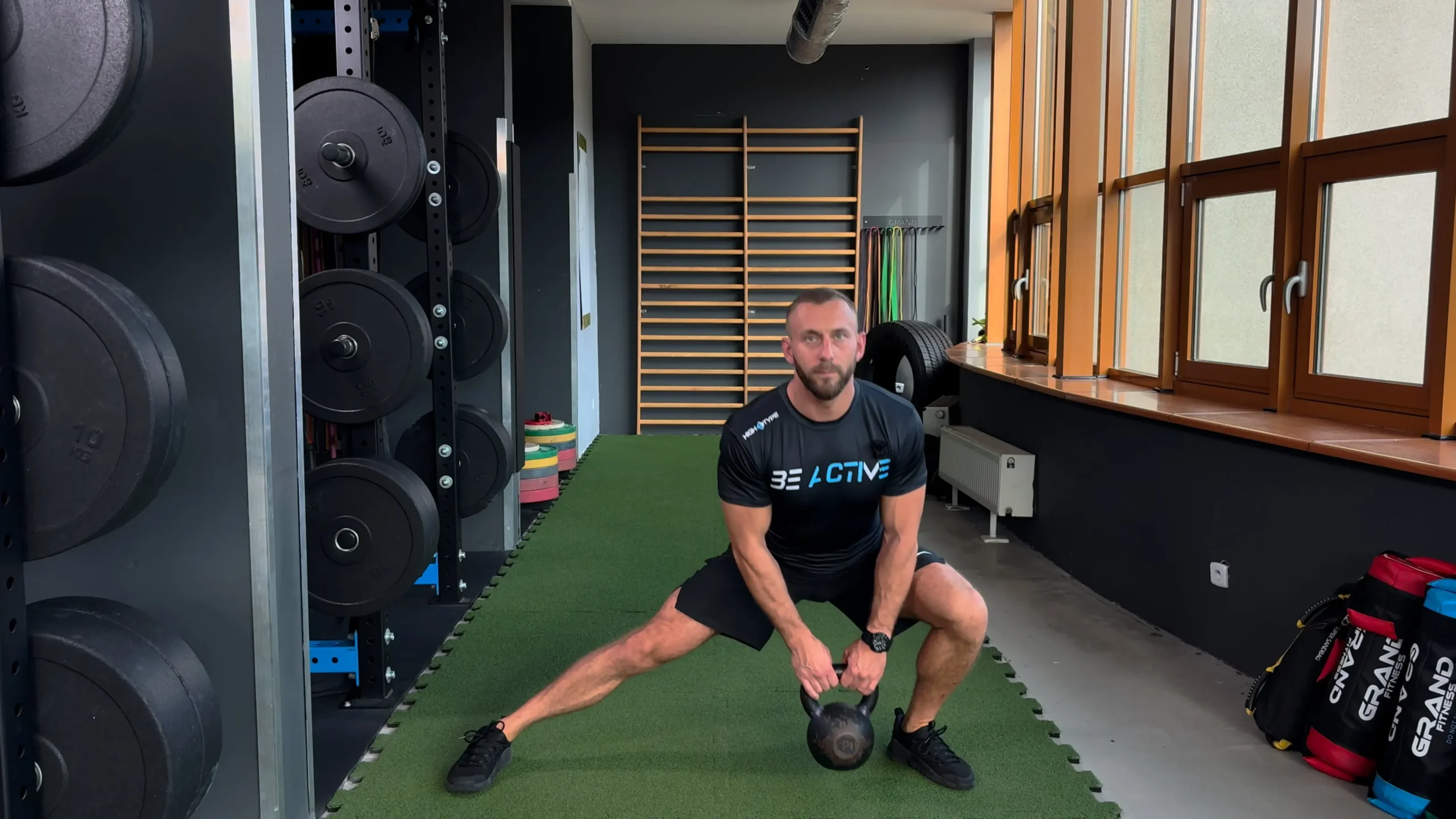 Wykroki boczne z kettlem między nogami