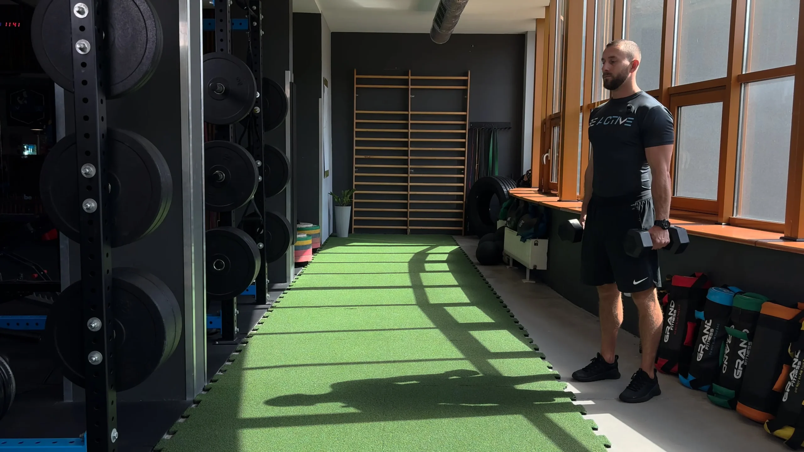 Wykroki chodzone z hantlami