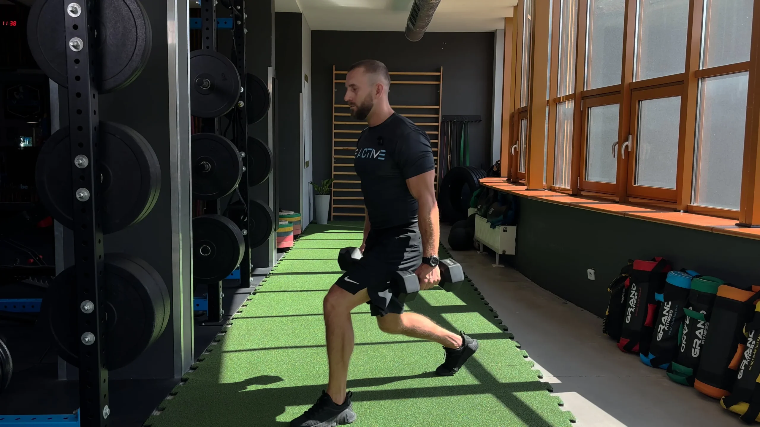 Wykroki z hantlami w miejscu