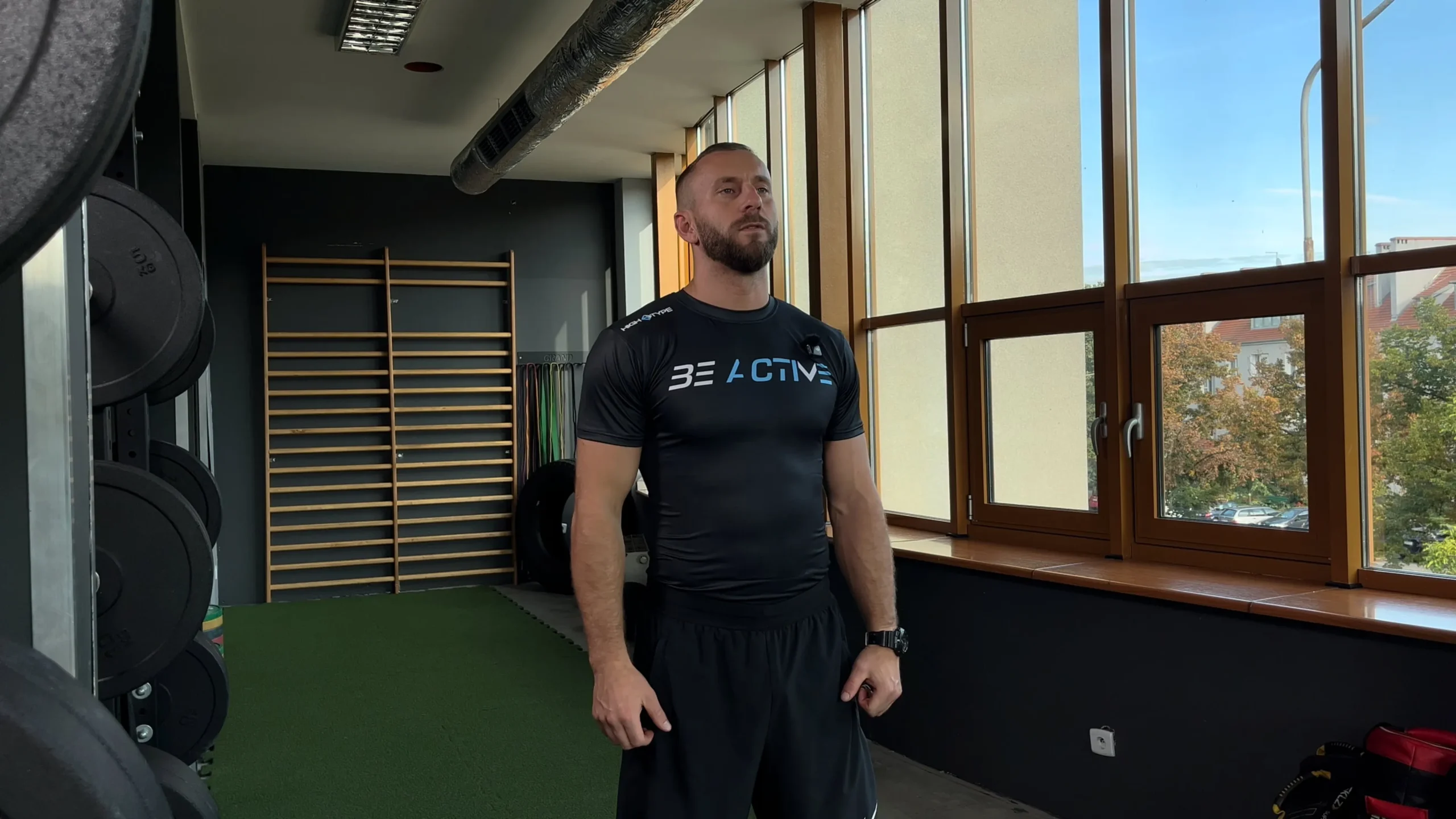 Wznosy bokiem hantlami z pauzą