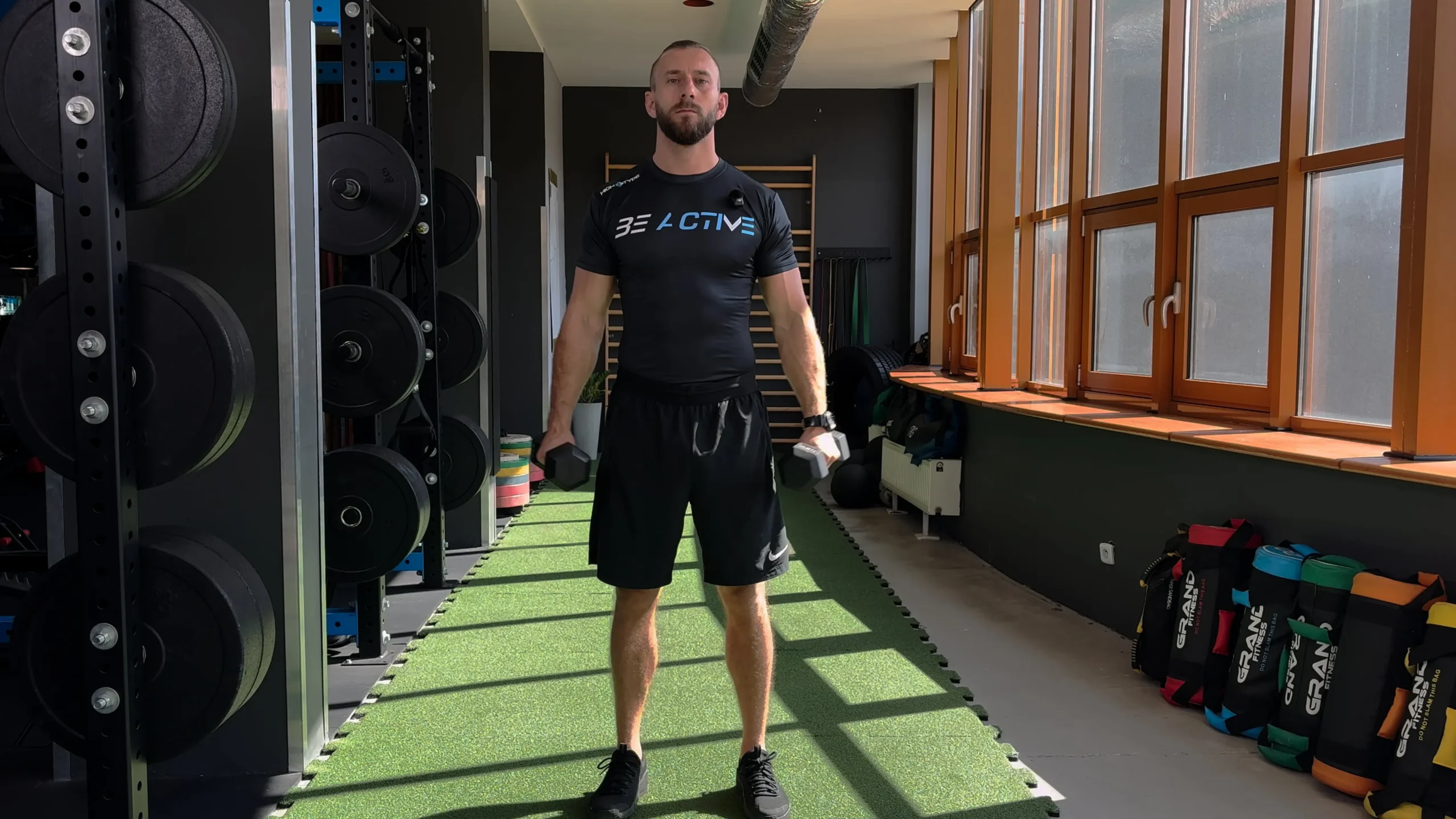 Wznosy hantlami bokiem