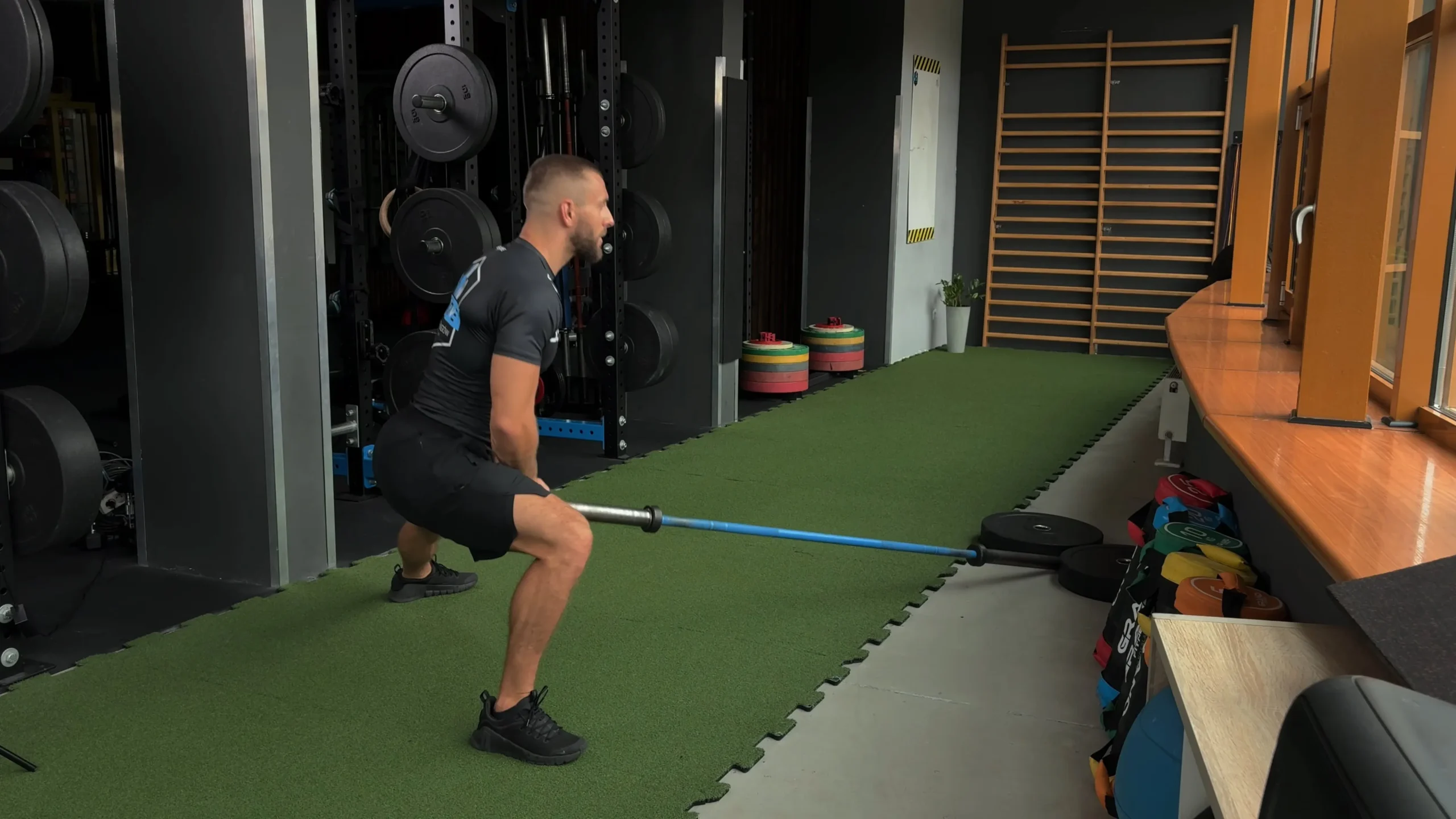 Zakroki boczne z półsztangą trzymaną na wysokości bioder