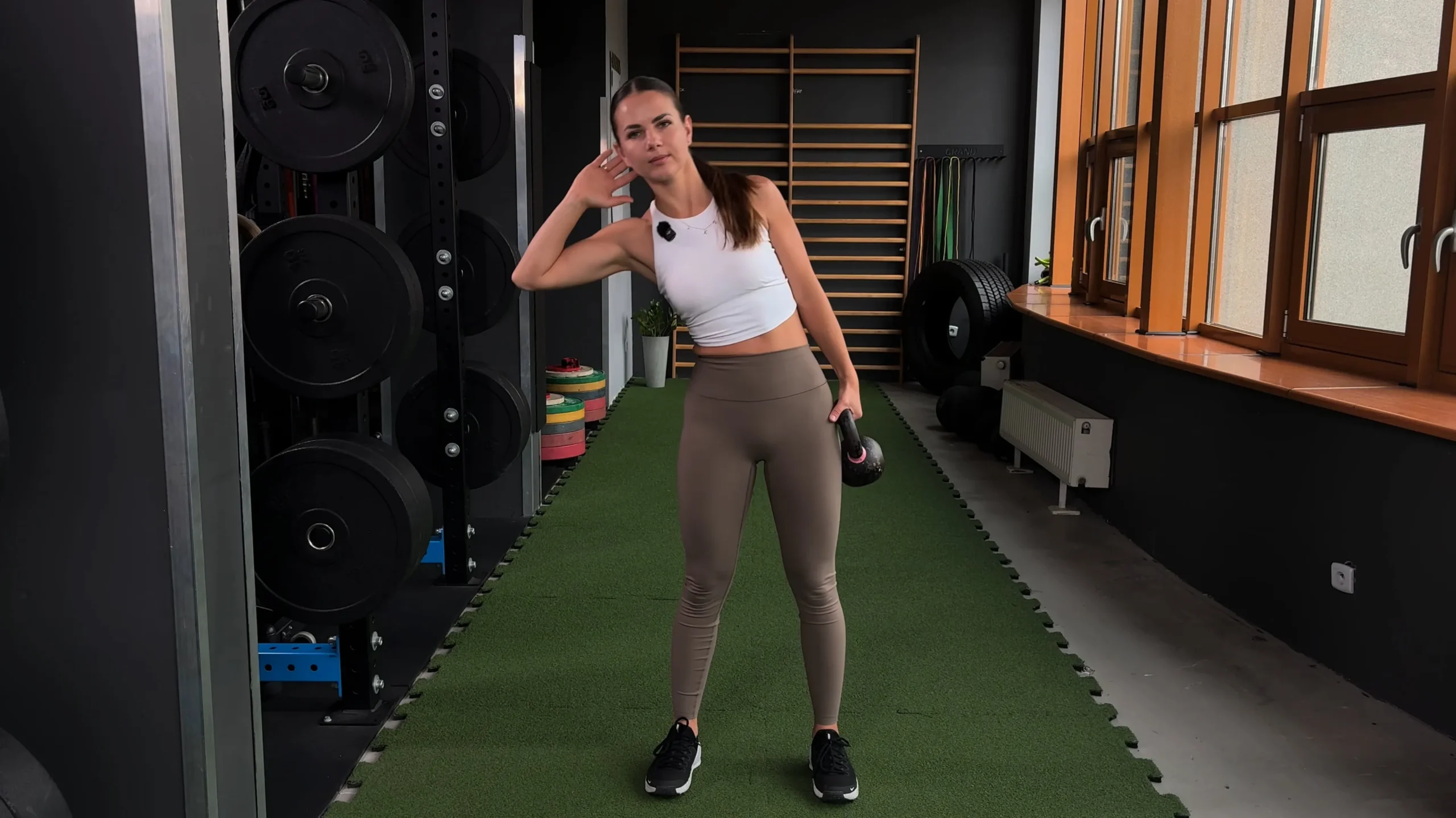 Zgięcia boczne stojąc z kettlem