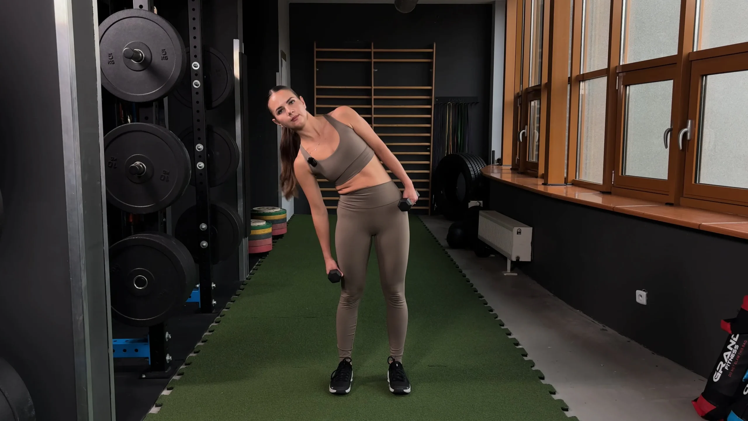 Zgięcia boczne z hantlami