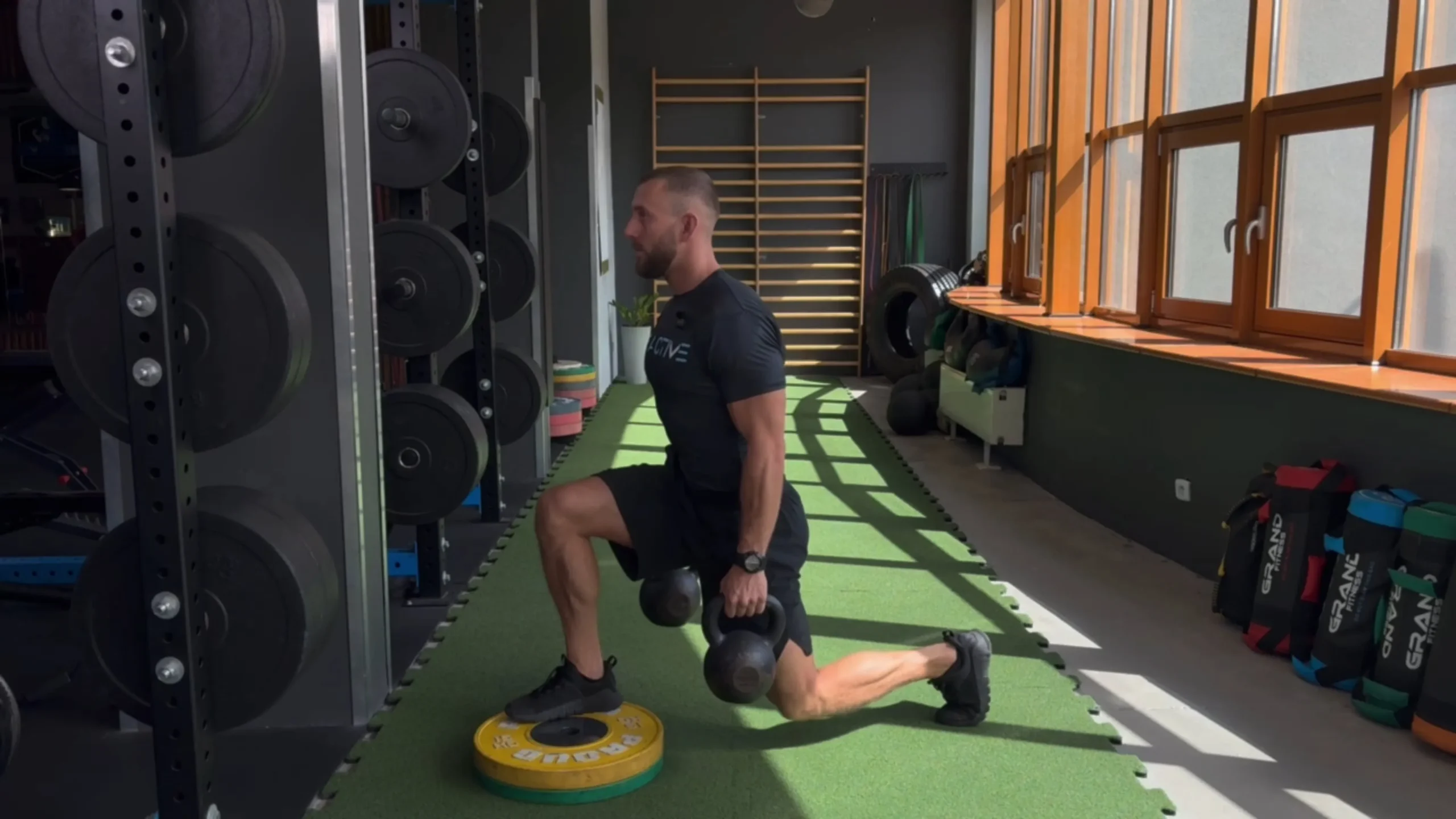 Zakroki z kettlami stojąc na podwyższeniu (bumper 20kg)